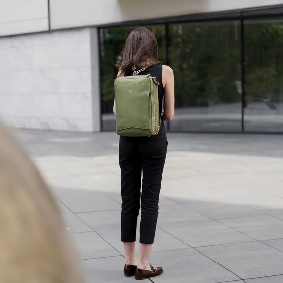 La Mansio olive green shoulder bag/backpack/versatile NWT - Picture 15 of 16